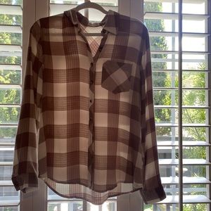 Really cute brown and white button down! Perfect to be worn with jeans!